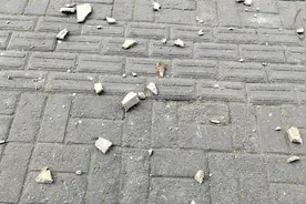 安徽芜湖一沿街楼房水泥块多次脱落，社区：正施工处理图片