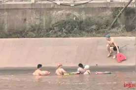 女子落水，10名游泳协会队员兵分两路救人：万一没救起来会遗憾一辈子图片