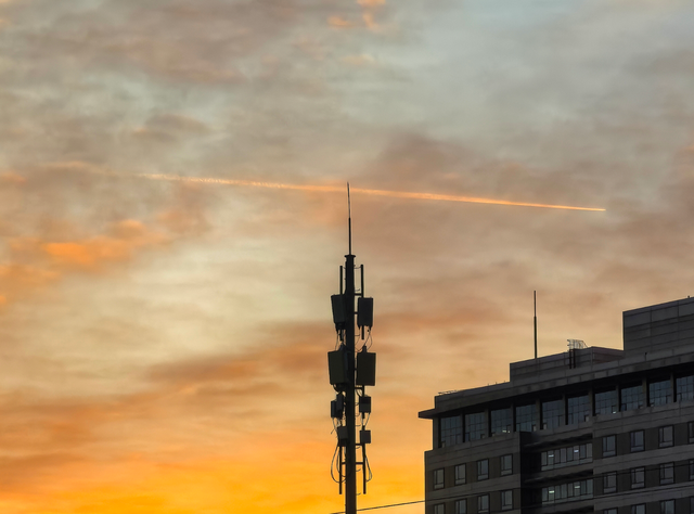 朝色漫染，天空披彩	，北京的晨光太治愈了！