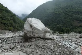 直击康定姑咱“8·03”山洪泥石流现场：一块山上滚下的巨石重量超2000吨图片