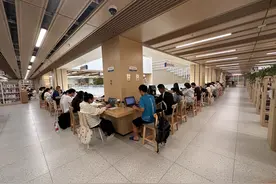 图书馆一座难求 ，有人占座不学习图片