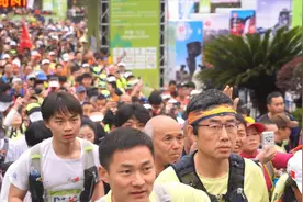 贵州铜仁：2000多名选手竞逐第七届梵净山登山大赛图片