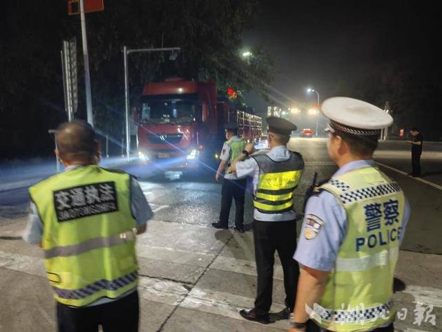 超限车辆安装“飞机轮”被查