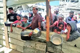 战火中逃离家园的加沙难民图片