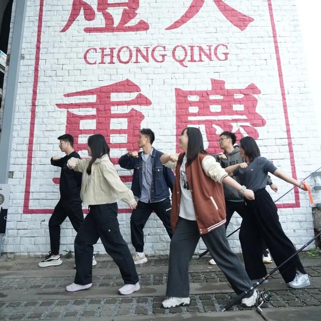 青春就要这“young”玩出“趣” | 在Citywalk中寻找同频“搭子”