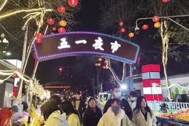 五一夜市何以火爆出圈图片