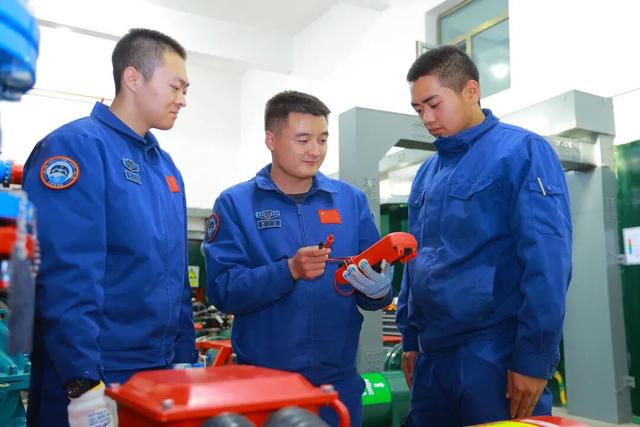 火箭点火起飞后，他们第一时间赶往塔架……