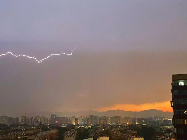 变幻莫测！北京夜空闪电好像“银蛇舞动”