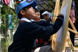 树下绘春城！小学生笔下的蓝花楹是这样的→图片