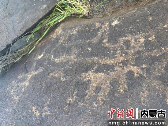 探访锡林郭勒草原深处的阿巴嘎岩画群
