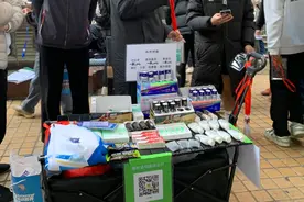 成绩可以瞬间提高？考场外“体考神器”当街摆卖图片