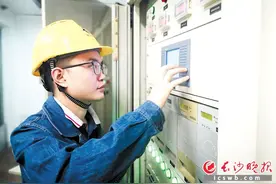 长沙地铁迎来客流高峰 “幕后人员”为安全出行保驾护航图片