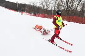 滑雪巡救员姚鹤：雪场安全我们守护图片
