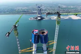 湖北枝江百里洲长江大桥北岸主塔封顶图片