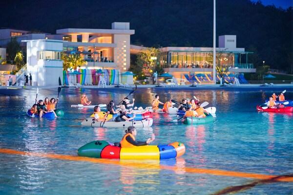 中国首个冲浪主题度假区开业 中旅逐浪点亮2026海南海洋旅游年