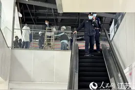 南京鼓楼医院门诊楼吊顶发生局部脱落 1人头皮擦伤图片