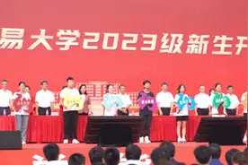 高校开学典礼抽大奖！网友：没想到2000G流量是“垫底”……图片
