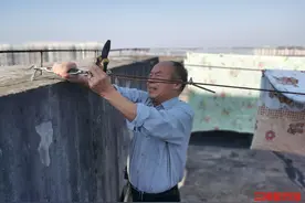 26℃丨7旬老人自掏腰包为邻居建晒衣绳图片