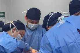 男子乳房“女性化发育”，医生手术解决难言之隐图片