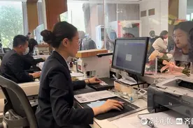 蹲点报告｜幸福见证员：3年为1500对新人发放结婚证图片