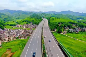 广贺高速启用两款机器人，让司乘双节出行安全便捷图片