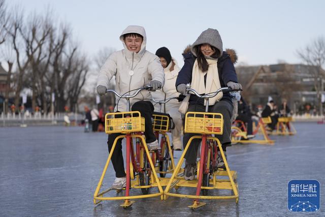 北京：什刹海前海冰场正式营业