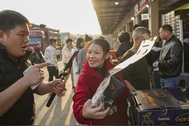 看准了就抓紧干·一线看热度｜水果批发商的“生意经”图片