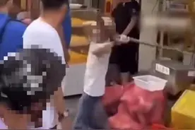 商贩用铁锹柄打城管头部，称“杨家将是我师父”！街道办回应图片