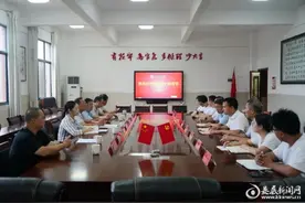双峰县人大常委会领导到曾国藩学校开展教师节走访慰问图片