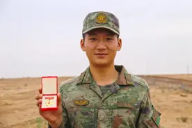 他带着军功章，参军入伍！图片