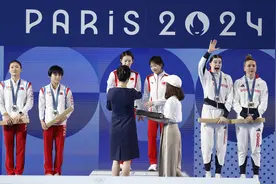 巴黎奥运会 | 李玲蔚现身跳水女子双人十米台颁奖仪式图片