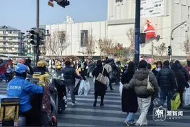 价格腰斩、人流翻倍！杭州四季青冬装清仓热卖图片