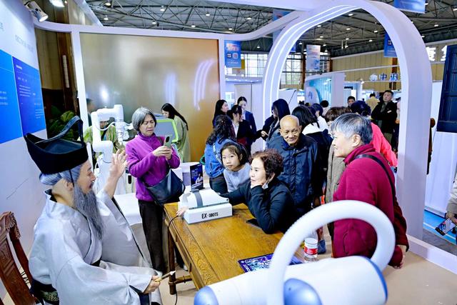 今天开幕！成都50多款智慧康养机器人都来咯