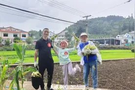 贵阳市观山湖区青少年劳动教育实践基地组织开展“金色童年·亲子同乐掰玉米”活动图片