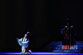 黄梅戏《女国医》震撼上演，千年医者仁心燃动江城图片