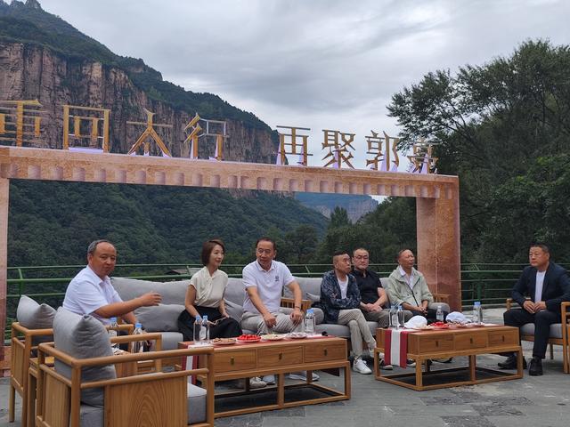 光影记忆与文旅新篇的交响，《举起手来》主创20年后重聚新乡南太行