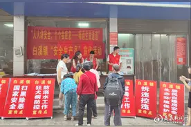 白溪镇利用集市日开展安全生产月主题宣传活动图片