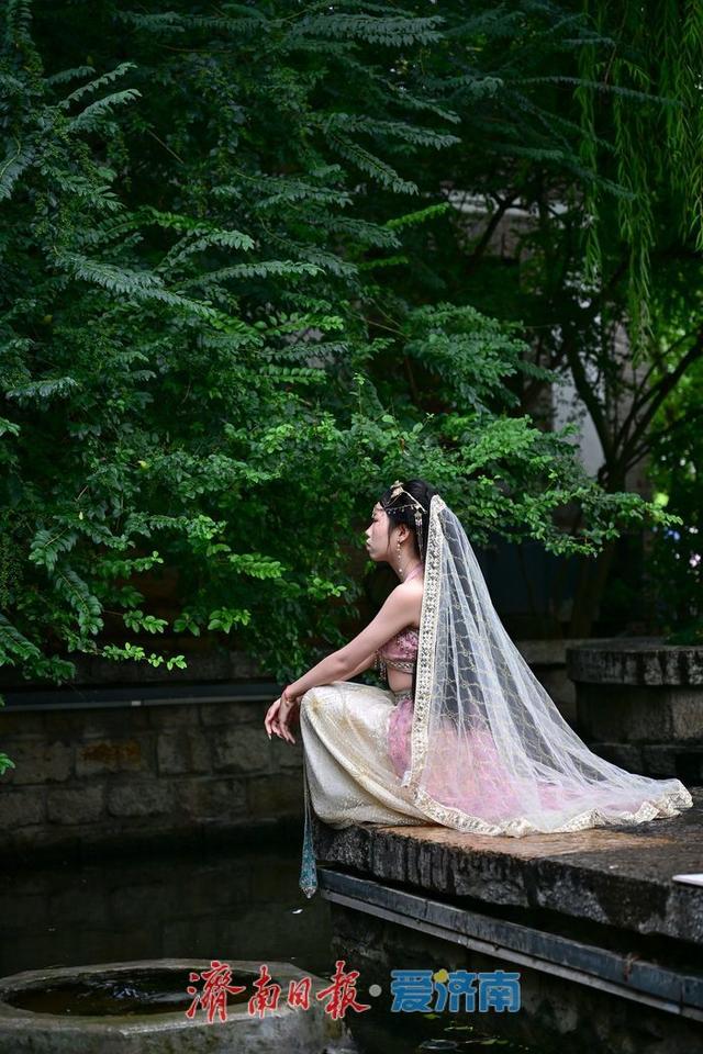 雨中曲水亭 汉服映古韵
