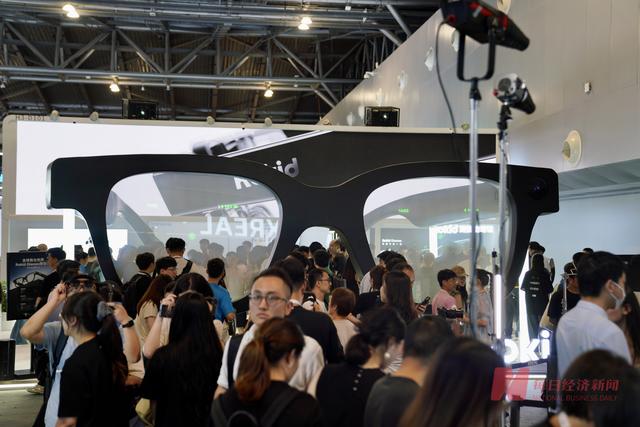 直击WAIC 2025丨上海变身未来实验室，机器人、尖端芯片、AI应用⋯⋯众多科技惊艳亮相