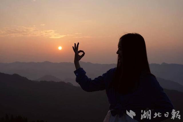 咸丰大团坝云海日出吸引游客拍照打卡
