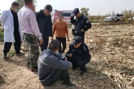 拖拉机侧翻，男子被压车底！民警紧急救援图片