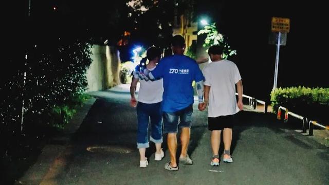 这个夏天，三名快递小哥带上了智能义肢