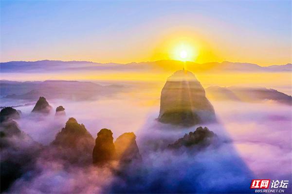 云雾作幕，丹霞为台：独岩峰的“天际线独舞”
