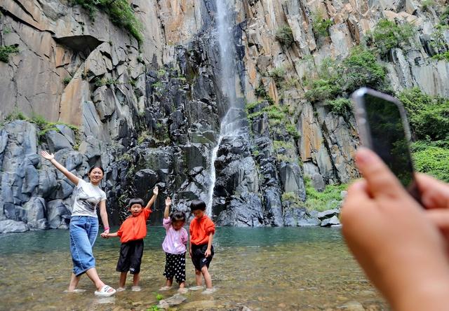 河北秦皇岛：游人赏山水觅清凉
