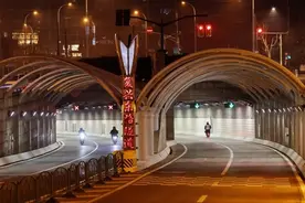 上海首条非机动车夜间越江隧道启用，外卖小哥、老爷叔专程排队体验图片