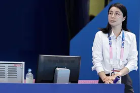 霍震霆回应郭晶晶担任跳水裁判长，“她当跳水裁判长很认真，没时间聚餐”图片