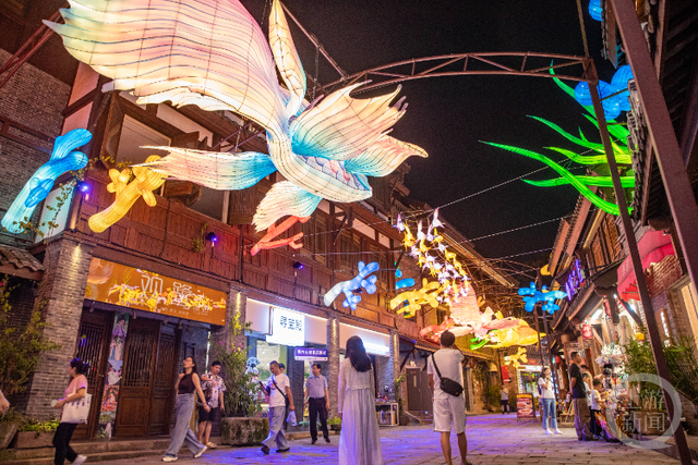 磁器口后街点亮“千灯醉巷”，夜游盛景再现《大鱼海棠》