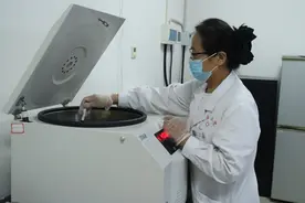 争分夺秒！检验科清晨“开跑”，为临床诊疗按下“加速键”图片