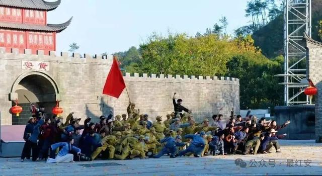 中国红，红安红！