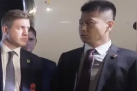 尴尬又不失礼貌！中俄安保人员对视戳中网友笑点图片